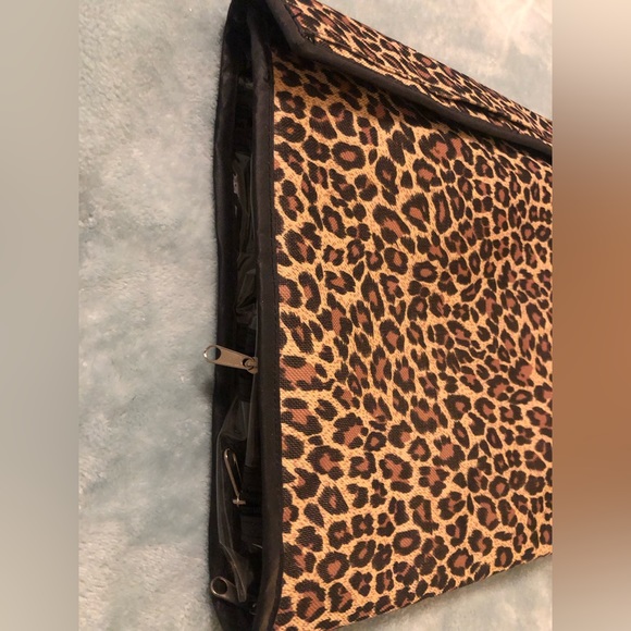 EUC roll out jewlery or makeup travel holder and organizer - Picture 7 of 7